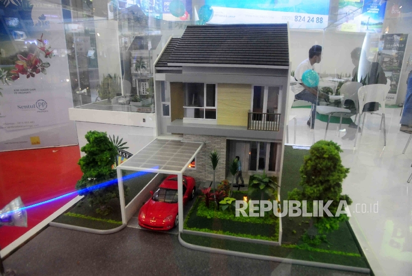 Pengunjung berkonsultasi harga rumah dan properti saat pameran properti PT Bank Tabungan Negara (BTN) di Jakarta Convention Center (JCC), Jakarta, Ahad (14/8). (Republika/Agung Supriyanto)