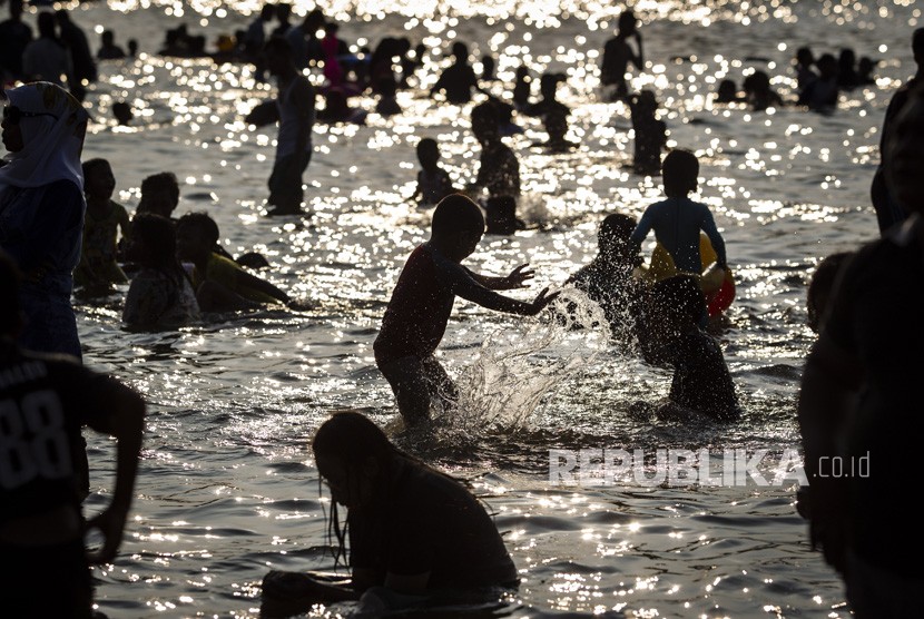 Pengunjung bermain air di Pantai Karnaval Ancol, Jakarta, Kamis (6/6/2019). 