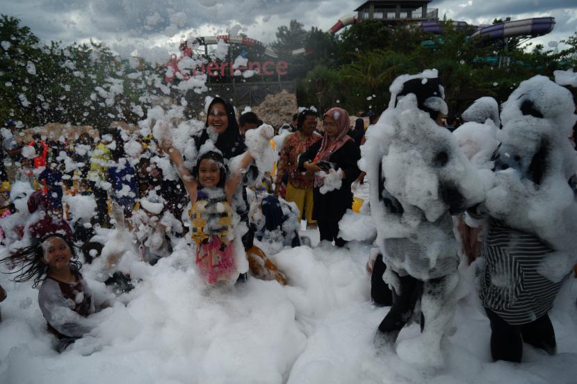 Pengunjung bermain bubble foam di Jogja Bay Water Park, Sleman, D.I Yogyakarta, Sabtu (1/1/2022). Jogja Bay Water Park merupakan salah satu destinasi wisata di Yogyakarta yang ramai dikunjungi wisatawan saat libur tahun baru 2022.