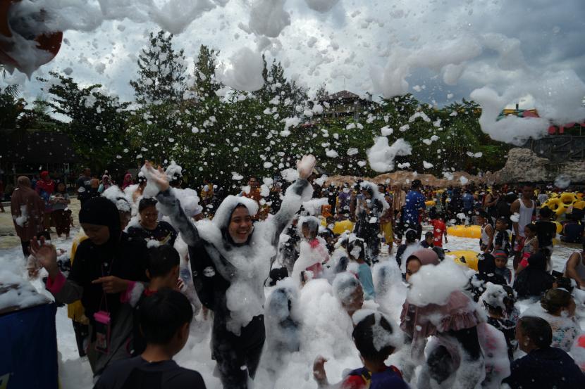 Pengunjung bermain bubble foam di Jogja Bay Water Park, Sleman, D.I Yogyakarta, Sabtu (1/1/2022). Jogja Bay Water Park merupakan salah satu destinasi wisata di Yogyakarta yang ramai dikunjungi wisatawan saat libur tahun baru 2022. 