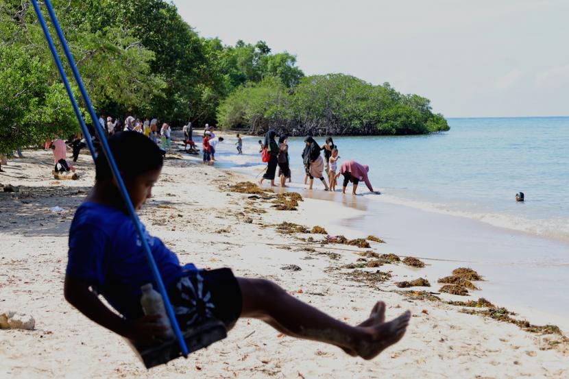 (ILUSTRASI) Pengunjung beraktivitas di Pantai Bama kawasan Taman Nasional Baluran, Situbondo, Jawa Timur. 