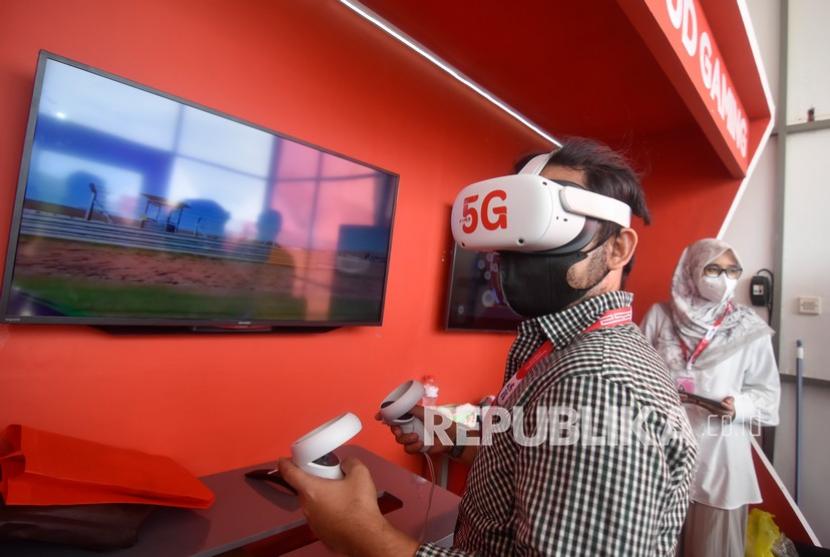 Pengunjung bermain game virtual reality menggunakan jaringan 5G di booth Telkomsel 5G. Telkom dan Syaamil berkolaborasi kembangkan konten Islami berbasis AR dan metaverse. Ilustrasi.