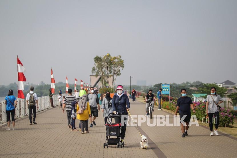 Pengunjung berolahraga di kawasan Pantai Maju, Jakarta Utara, Ahad (5/9/2021). Pantai ini menjadi daya tarik wisata olahraga bagi warga Ibu Kota dan daerah sekitarnya karena ditunjang fasilitas jalur Jalan Sehat dan Sepeda Santai (Jalasena) serta pemandangan teluk Jakarta. 