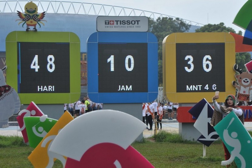 Pengunjung berswafoto di antara layar hitung mundur yang terpasang di Jakabaring Sport City (JSC) Palembang, Sumsel