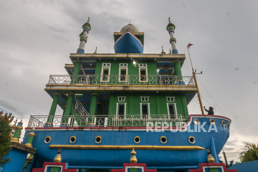 Pengunjung berswafoto di Masjid Kapal Bosok, Serang, Banten, Sabtu (9/4/2022). Masjid unik berbentuk kapal tersebut menjadi daya tarik tersendiri dan sering dikunjungi wisatawan saat bulan Ramadhan baik untuk beribadah maupun berswafoto. 