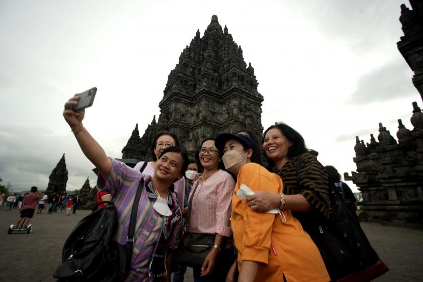 Pengunjung berswafoto saat berwisata di Candi Prambanan, Sleman, D I Yogyakarta, Sabtu (8/10/2022).