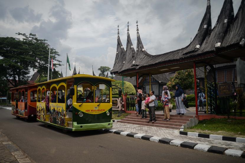 Pengunjung berwisata di area Taman Mini Indonesia Indah (TMII) di Jakarta. Pengelola TMII menyesuaikan waktu pelaksanaan Misa Malam Natal bagi umat Kristiani.