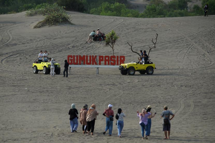 Pengunjung berwisata di Gumuk Pasir, Parangkusumo, Bantul, D.I Yogyakarta. Pemkab Bantul menyusun peta pengembangan ekonomi kreatif untuk dukung pariwisata.