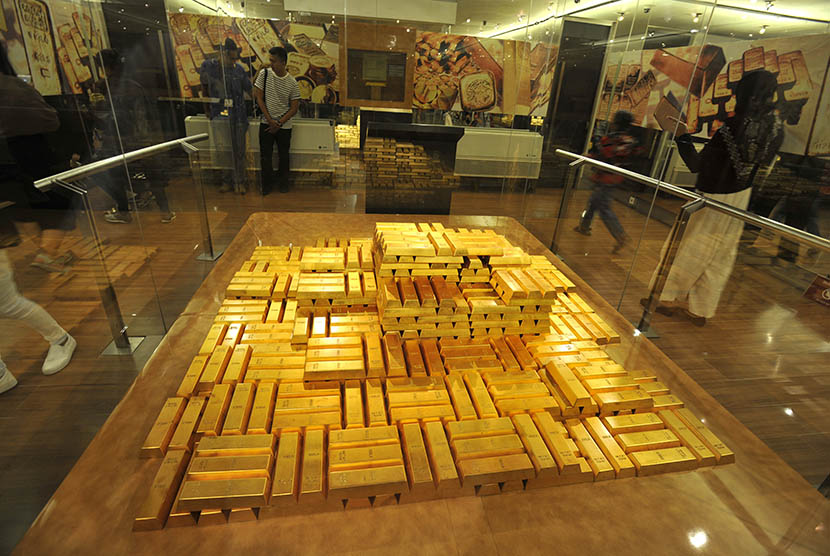 Pengunjung berwisata di Museum Bank Indonesia, Jakarta, Ahad (11/12).