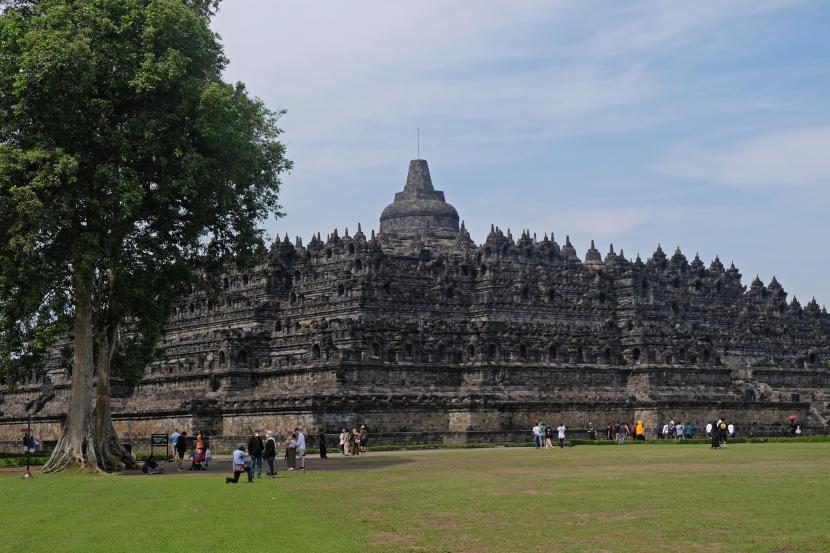 Pengunjung berwisata di pelataran Candi Borobudur, Magelang, Jawa Tengah, Selasa (7/6/2022). Presiden Joko Widodo (Jokowi) meminta agar tiket untuk naik ke area stupa di Candi Borobudur tidak dinaikkan. Sehingga tiket masuk Candi Borobudur untuk wisatawan lokal dewasa tetap masih sebesar Rp 50 ribu dan tiket untuk pelajar sebesar Rp 5 ribu.