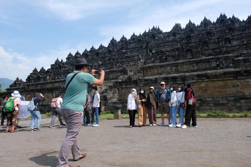 Pengunjung berwisata di pelataran Candi Borobudur, Magelang, Jawa Tengah.