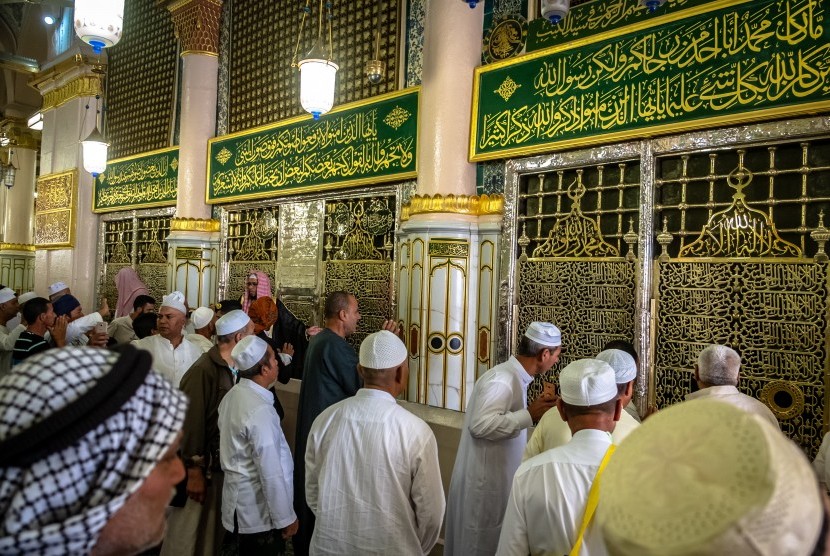 Pengunjung berziarah di depan makam Nabi Muhammad SAW, Abu Bakar as Siddiq, dan Umar bin Khattab di Masjid Nabawi, Madinah, Arab Saudi, Senin (6/5/2019). Adab Ziarah ke Makam Rasulullah di Madinah