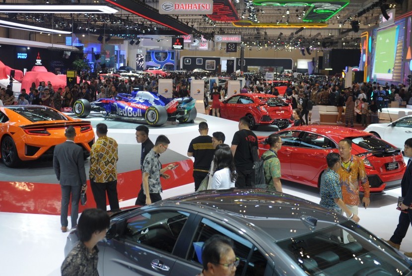 dokumentasi: Pengunjung dan undangan memadati area pameran pada pembukaan pameran otomotif Gaikindo Indonesia International Auto Show (GIIAS) ke-27 tahun 2019 di ICE BSD, Tangerang Selatan, Banten, Kamis (18/7/2019).