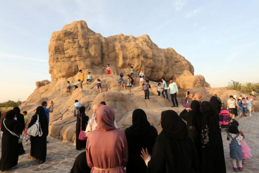 Pengunjung di bagian luar Gua Mukjizat di Taman Alquran Dubai.