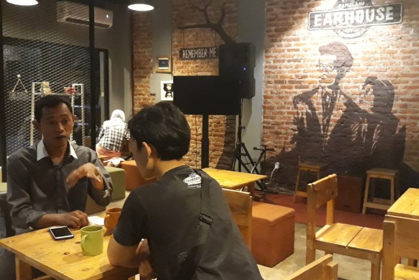 Pengunjung di kafe Earhouse milik musisi Endah N Rhesa di Pamulang, Tangerang Selatan.