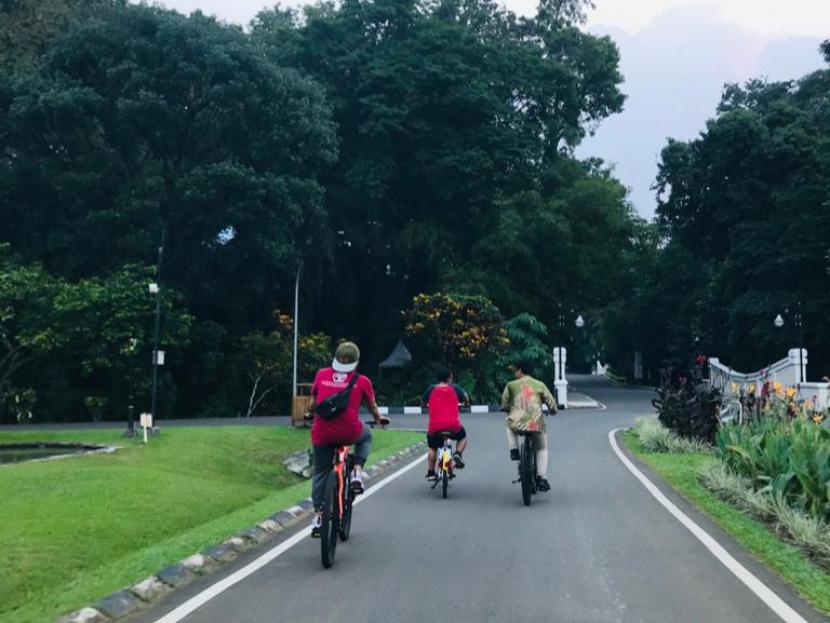 Pengunjung di Kebun Raya Bogor (KRB) bersepeda menggunakan sepeda sewa yang disediakan KRB. 