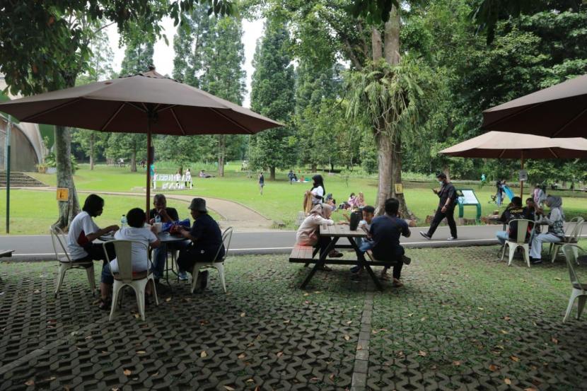 Pengunjung di Kebun Raya Bogor.
