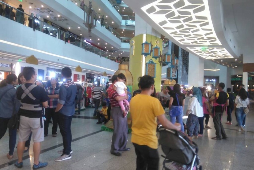 Pengunjung di mal Atrium, Senen Jakarta Pusat, Selasa (27/6). Beberapa warga Jakarta masih banyak yang memburu diskon di hari libur Lebaran. 