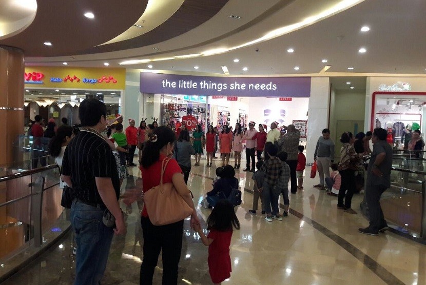 Pengunjung di mal grand Metro Kota Bekasi