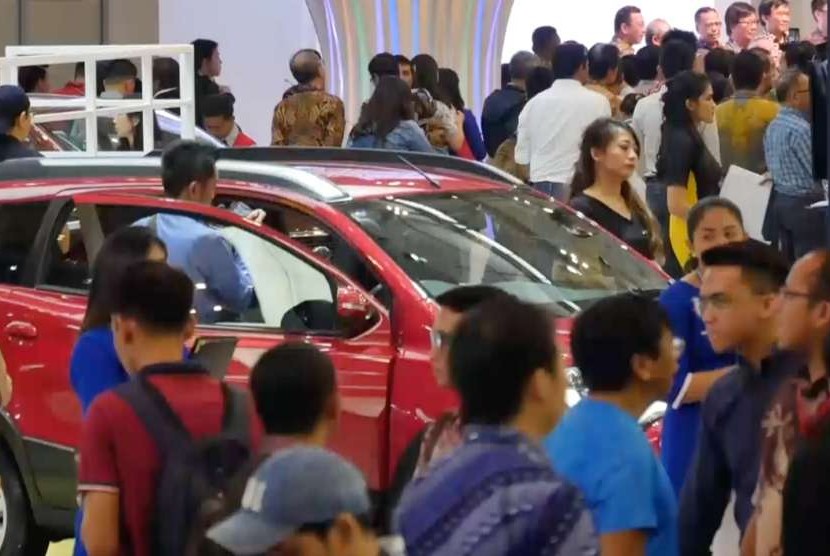 Pengunjung di pameran mobil GAIKINDO Indonesia International Auto Show (GIIAS) 2018.