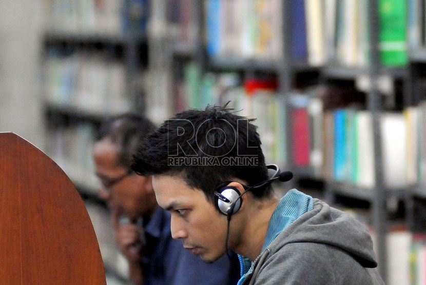 Pengunjung di Perpustakaan Masjid Istiqlal, Jakarta, Selasa (23/7).    (Republika/Prayogi)