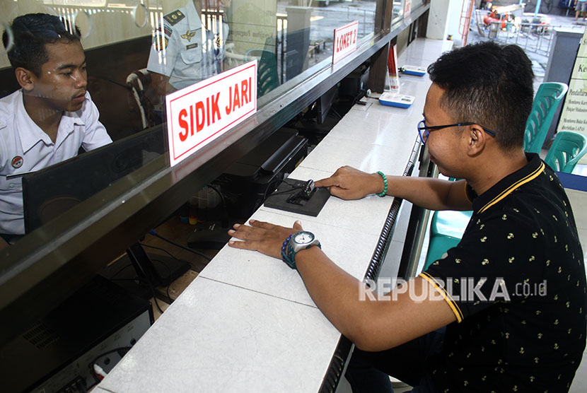 Pengunjung diambil sidik jari dengan menggunakan teknologi digital di Lembaga Pemasyarakatan (Lapas) Kelas II A Sidoarjo, Jawa Timur