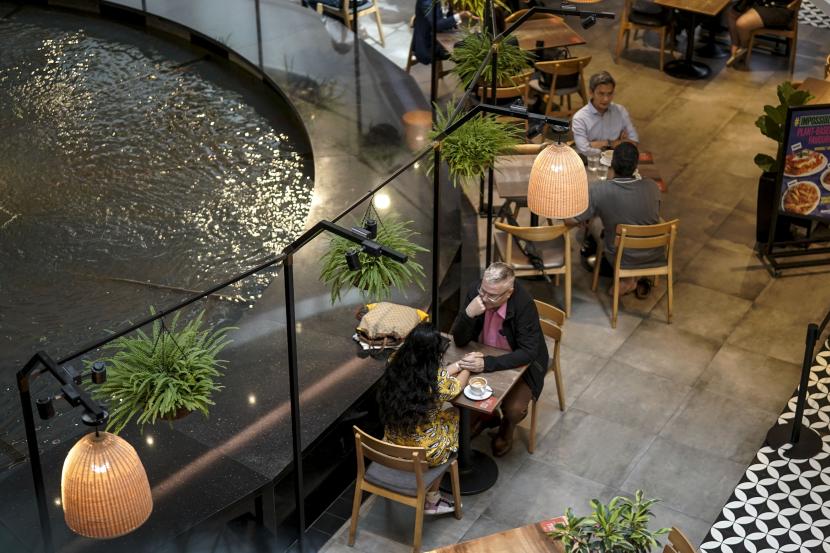 Pengunjung duduk di sebuah kafe di ruang bawah tanah pusat perbelanjaan di Singapura, 6 Mei 2021. Pemerintah Singapura pada Jumat (14/5) mengumumkan larangan makan di restoran mulai 16 Mei hingga 13 Juni mendatang. 