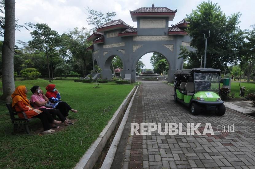 Pengunjung duduk di taman Kebun Raya Indrokilo, Boyolali, Jawa Tengah, Kamis (24/2/2022). Setelah tutup akibat pandemi COVID-19, Kebun Raya Indrokilo Boyolali kembali dibuka untuk umum dengan menerapkan protokol kesehatan dan pembatasan pengunjung sebanyak 500 orang per satu setengah jam. 