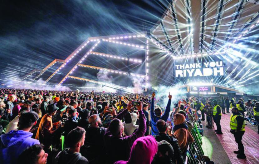 700 Ribu Orang Padati Festival Musik di Arab Saudi. Pengunjung festival musik top di Arab Saudi memecahkan rekor. Otoritas pada Senin (20/12) mengatakan lebih dari 700 ribu orang memadati festival musik MDLBeast Soundstorm di akhir acara yang berlangsung selama empat hari itu, Ahad (19/12).