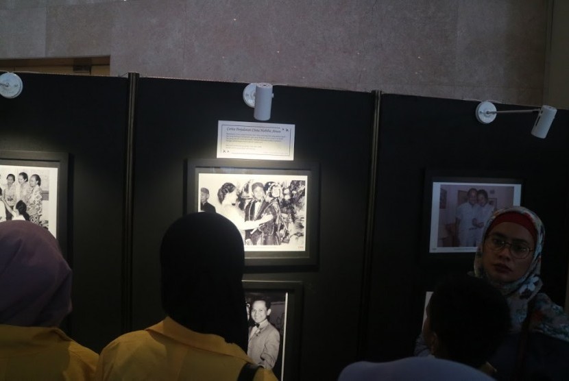 Pengunjung Habibie Festival menyaksikan foto-foto Habibie yang dipajang
