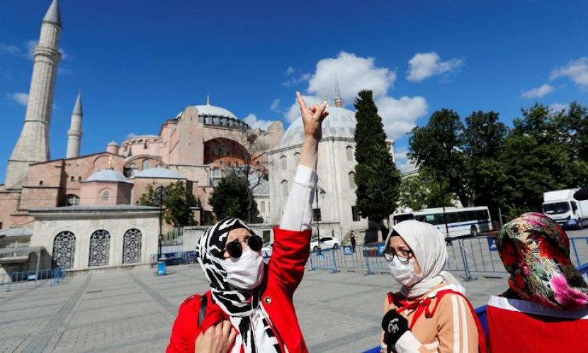 Pengunjung harus berkurudung masuk Hagia Sophia. Yang memakai celana pendek dan baju terbuka dilarang masuk. Sudah Dua Tahun Masjid Hagia Sophia Sambut Pengunjung 