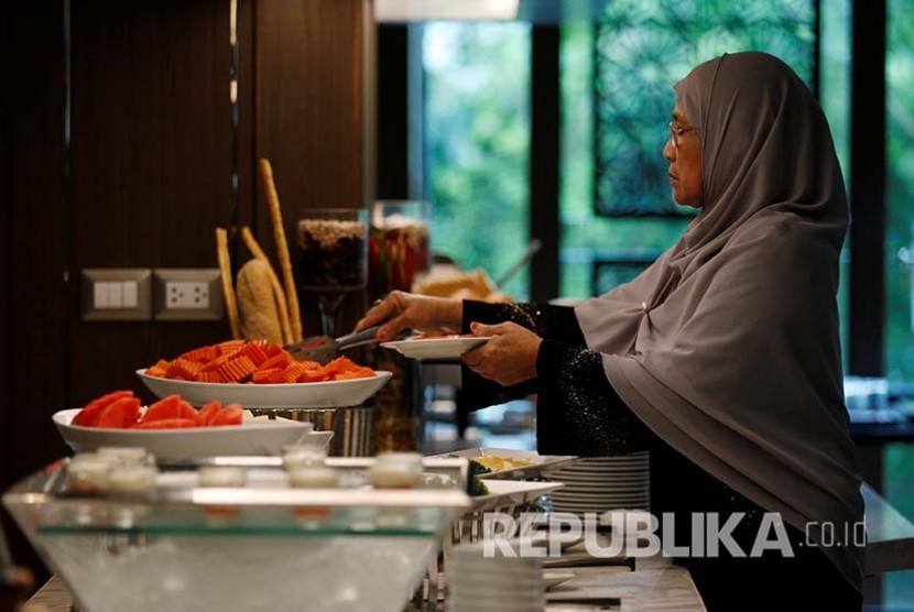 Pengunjung hotel Al Meroz menikmati makanan halal yang disediakan. (Ilustrasi)