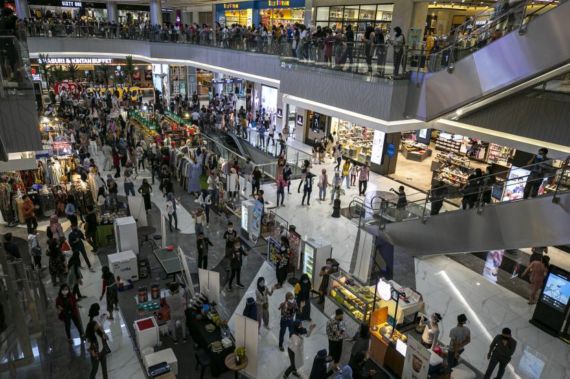 Pengunjung ikut menari flash mob yang diinisiasi oleh Dinas Kebudayaan dan Pariwisata Kota Batam di salah satu pusat perbelanjaan di Batam, Kepulauan Riau, Ahad (12/7/2020). Kerusakan paru yang tak terdeteksi bisa terjadi pada kasus Covid-19 yang tak bergejala.