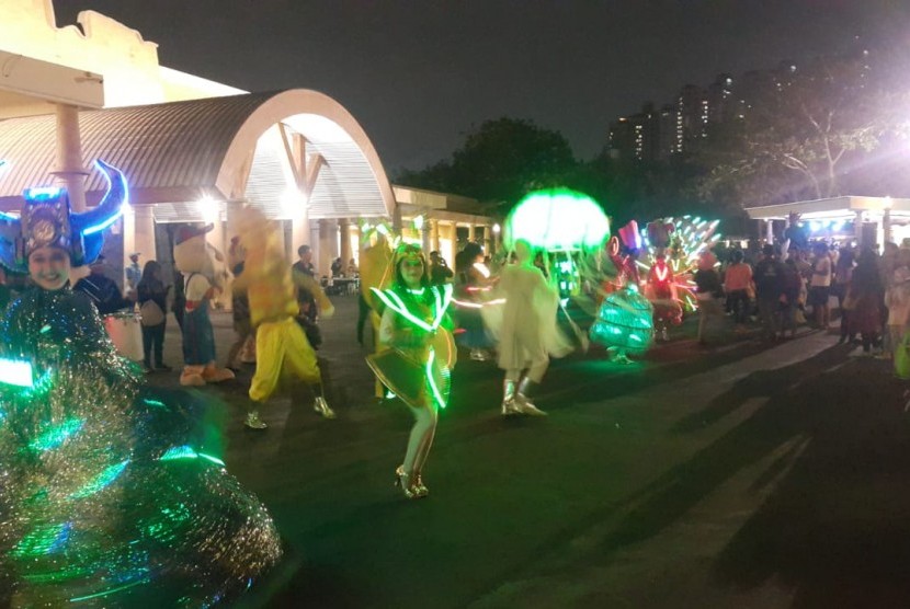 Pengunjung ikut menyusuri kawasan Dunia Fantasi (Dufan) bersama dengan Parade Elektrik di Taman Jaya Impian Ancol, Jakarta Utara (30/8). Parade tersebut sekaligus membuka rangkaian acara perayaan ulang tahun ke-34 Dufan.