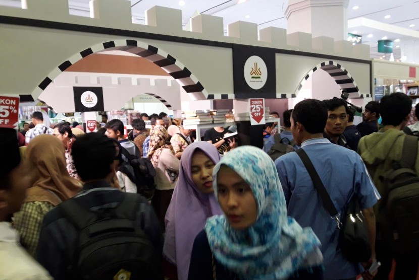 Pengunjung Islamic Book Fair (IBF) 2017 sejak hari pertama membludak.