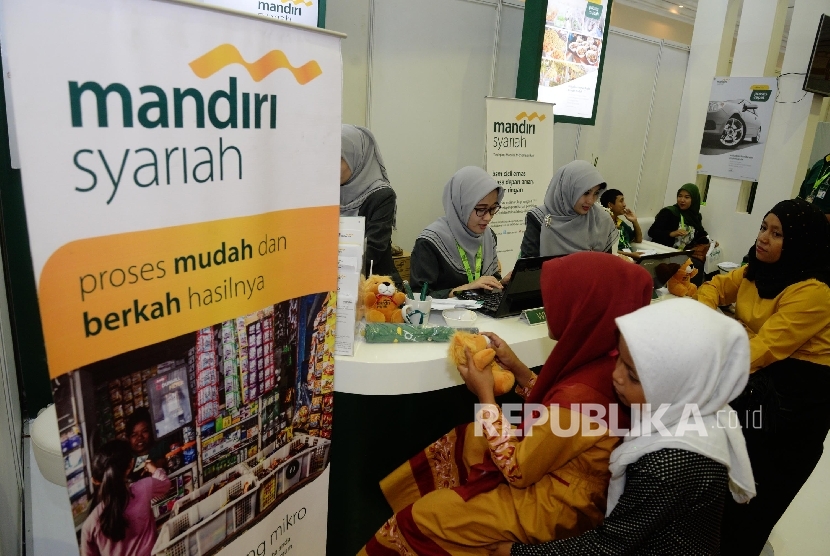 Pengunjung Islamic Book Fair (IBF) 2017 tengah mengisi aplikasi pembukaan rekening di booth Bank Syariah Mandiri (BSM) di IBF JCC Senayan, Jakarta, Kamis (4/5). 
