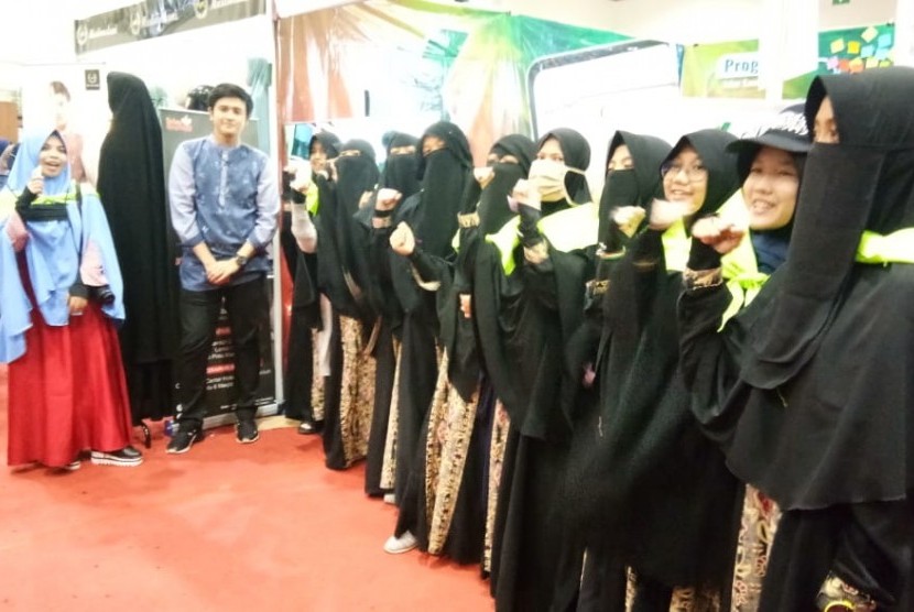Pengunjung Islamic Book Fair (IBF) ke-19 di Jakarta Convention Center (JCC), Jakarta, tak hanya dimanjakan dengan beragam judul buku yang dijual di lokasi pameran. Pojok tahfiz yang dikelola Yayasan Askar Kauny (YAK) di stan no 231 rupanya menjadi pusat perhatian pengunjung. Di pojok tahfiz, Askar  Kauny menerjunkan puluhan santri dan guru tahfiz, untuk membantu pengunjung belajar Alquran.
