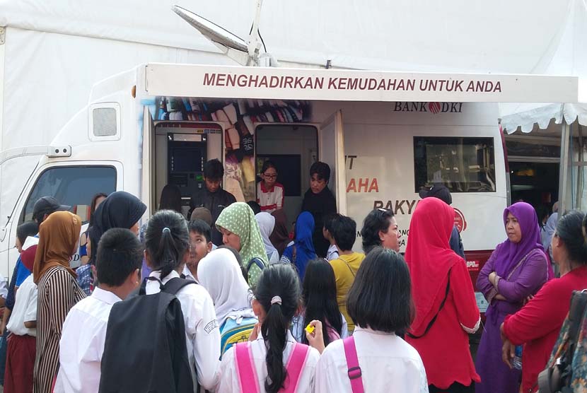 Pengunjung Jakbook & Edu Fair 2015 antre di depan mobile branch Bank DKI di Plaza Parkir Timur  Senayan. Pameran tersebut akan digelar hingga Senin (3/8). 