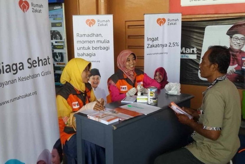 Pengunjung Lottemart memeriksakan kesehatan di booth Siaga Sehat yang bekerja sama dengan Rumah Zakat.
