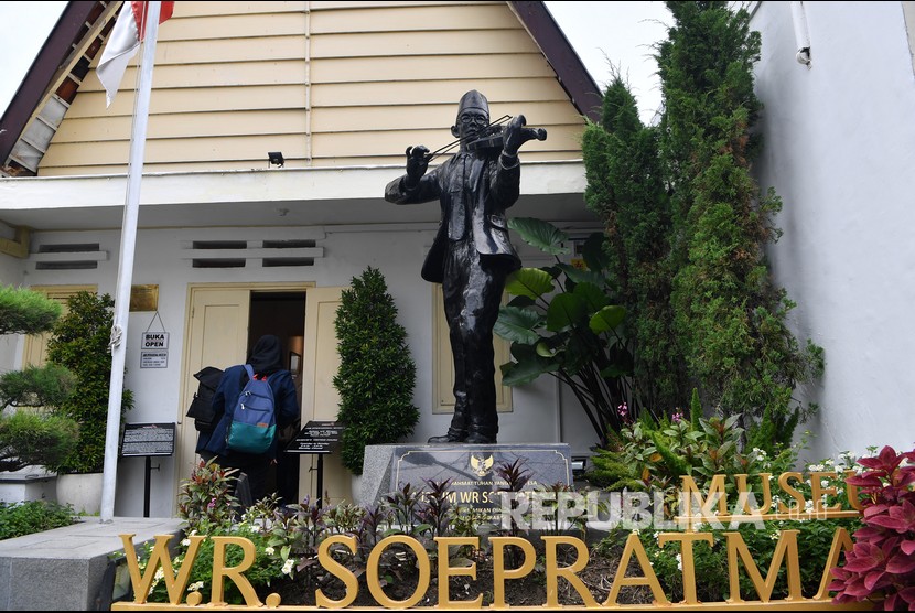 Pengunjung masuk ke dalam Museum WR Supratman di Surabaya, Jawa Timur, Rabu (19/2). Pemerintah Kota (Pemkot) Surabaya kembali membuka enam museum, setelah lama ditutup akibat pandemi Covid-19.