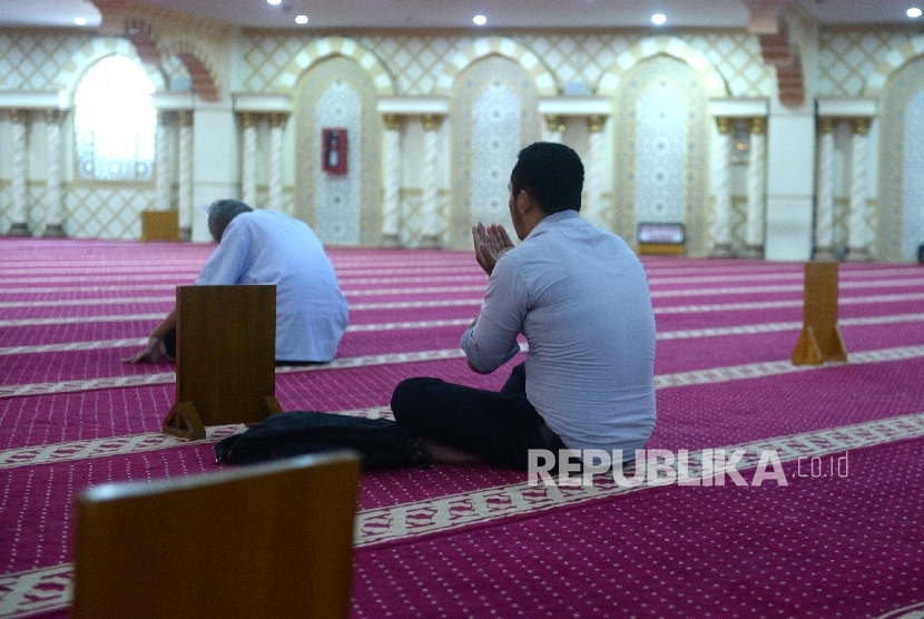 Pengunjung melakukan ibadah di Masjid Nurul Iman, Blok M, Jakarta. Waspada! Tak Hanya Masjid Blok M, Pelaku Pasang Stiker QRIS Palsu di Sejumlah Masjid