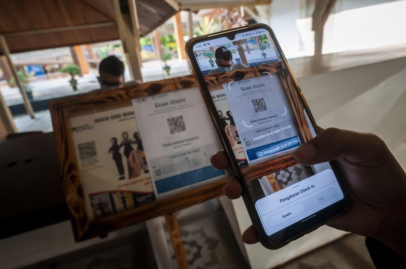 Pengunjung melakukan scan melalui aplikasi Pedulilindungi di Museum Multatuli, Lebak, Banten. Pemerintah lewat Kemenkes akan mentransformasikan aplikasi PeduliLindungi menjadi SatuSehat. (ilustrasi)