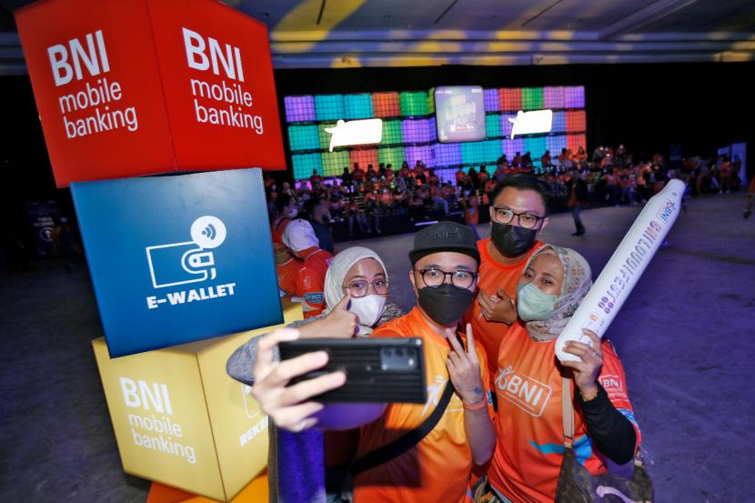 Pengunjung melakukan swafoto BNI Mobile Banking dan BNIDirect di sela-sela konser musik BNI Loud Fest 2022 di Jakarta Convention Center, Ahad (17/7/2022). 