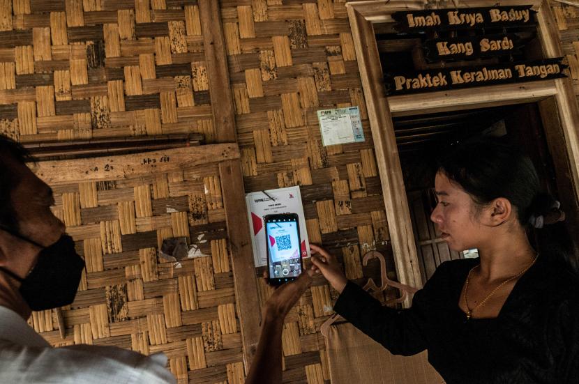 Pengunjung melakukan transaksi digital dengan Quick Response Indonesia Standard (QRIS) Code di Ciboleger, Lebak, Banten, Senin (11/10). Riset 'Mapping a Secure Path for The Future of Digital Payments in APAC' menunjukkan sebagian besar responden, 90 persen, menggunakan aplikasi pembayaran digital setidaknya sekali dalam setahun terakhir.