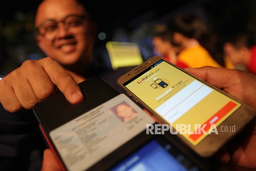 Pengunjung melakukan verifikasi biometric pada stan digibank by DBS di Museum Bank Indonesia, Jakarta, Selasa (29/8).