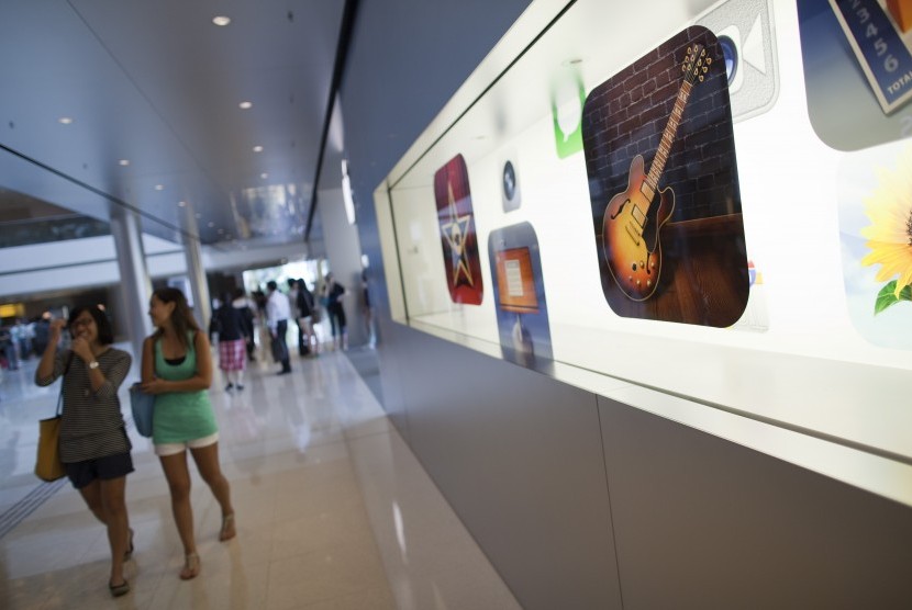 Pengunjung melewati iTunes Store di Hong Kong. Untuk meningkatkan kepuasan pengguna produk Apple, peningkatan kapasitas simpan lagu akan dilakukan bagi Apple Music dan iTunes.