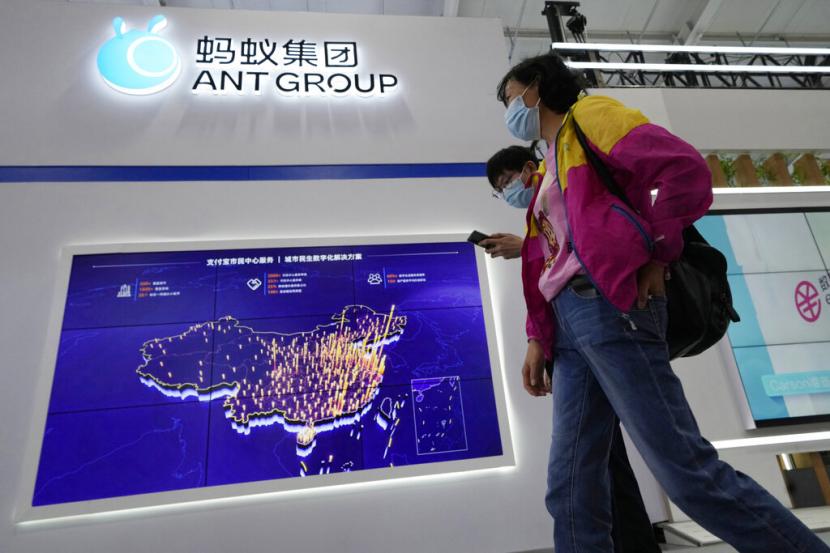 Pengunjung melewati stan Ant Group di China International Fair for Trade in Services (CIFTIS) di Beijing, China pada Senin, 6 September 2021.