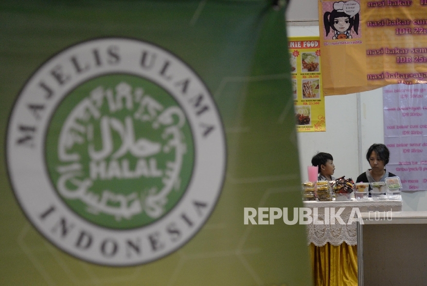  Pengunjung melihat aneka makanan halal dalam acara International Islamic Fair (IIF) 2016 di JIEXPO, Kemayoran, Jakarta, Kamis (20/10). 