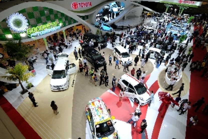 Pengunjung melihat aneka produk mobil di stand Toyota saat International Indonesia Motor Show (IIMS) 2012 di Jakarta International Expo, Kamis (27/9) lalu.