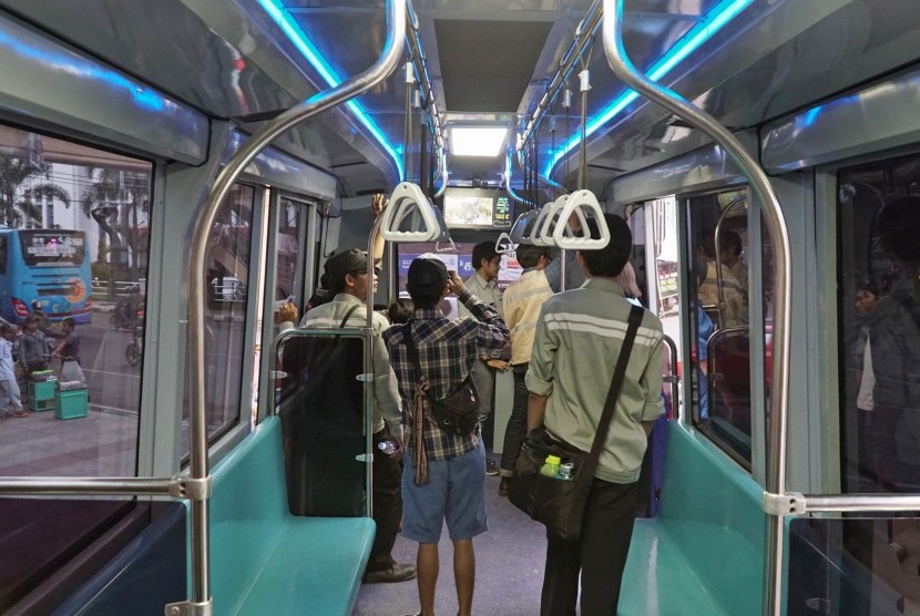 Pengunjung melihat bagian dalam purwarupa Light Rail Transit (LRT) Metro Kapsul di pedestrian Alun-alun Bandung, Jawa Barat, Kamis (6/4). 